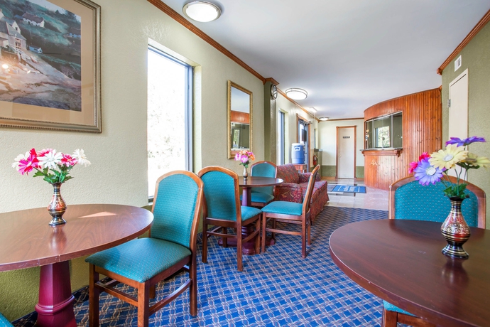 Imagen del bar/restaurante del Hotel Rodeway Inn and Suites Fort Jackson. Foto 2