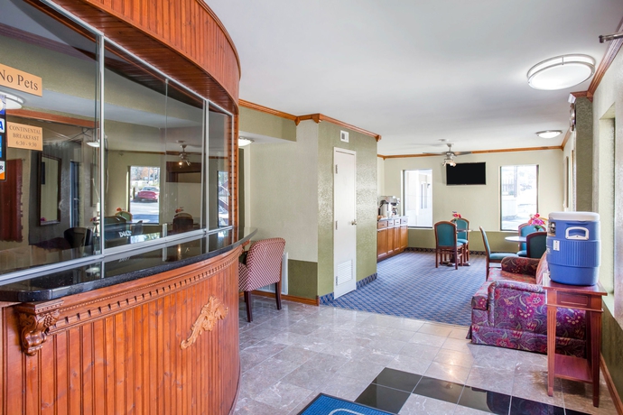 Imagen de los interiores del Hotel Rodeway Inn and Suites Fort Jackson. Foto 11
