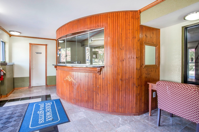 Imagen de los interiores del Hotel Rodeway Inn and Suites Fort Jackson. Foto 12