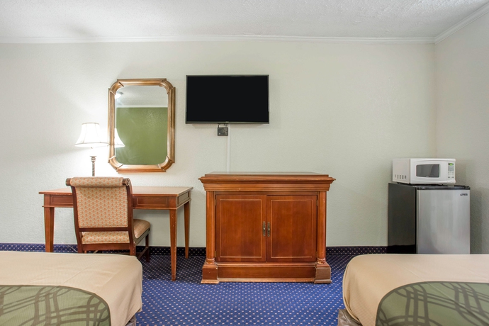 Imagen de la habitación del Hotel Rodeway Inn and Suites Fort Jackson. Foto 7