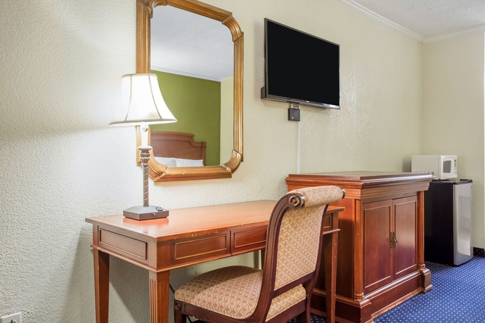 Imagen de la habitación del Hotel Rodeway Inn and Suites Fort Jackson. Foto 8