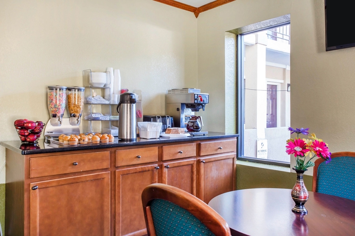 Imagen del bar/restaurante del Hotel Rodeway Inn and Suites Fort Jackson. Foto 3