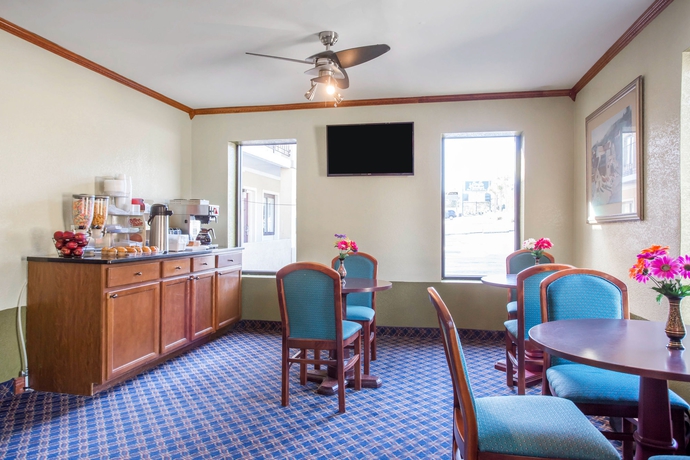 Imagen del bar/restaurante del Hotel Rodeway Inn and Suites Fort Jackson. Foto 4
