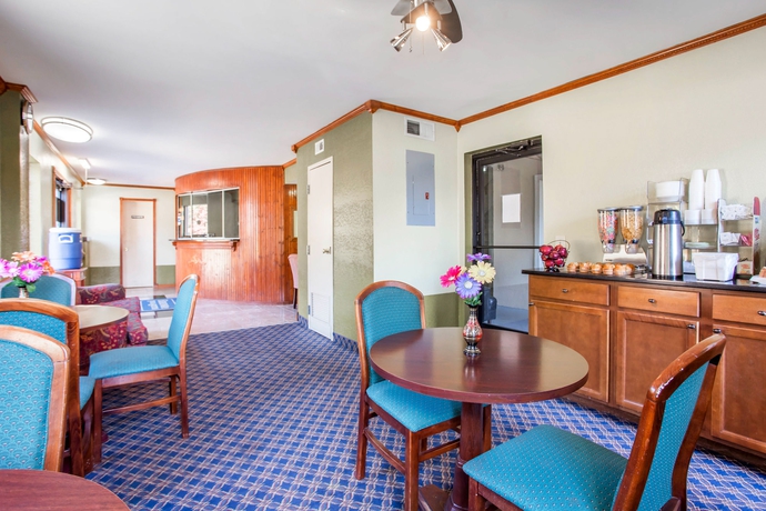 Imagen del bar/restaurante del Hotel Rodeway Inn and Suites Fort Jackson. Foto 5