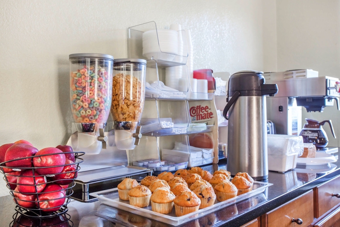 Imagen del bar/restaurante del Hotel Rodeway Inn and Suites Fort Jackson. Foto 6