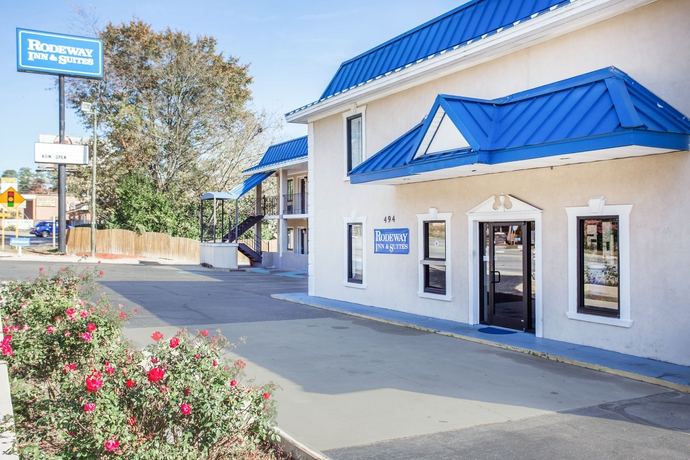 Imagen de los exteriores del Hotel Rodeway Inn and Suites Fort Jackson. Foto 10