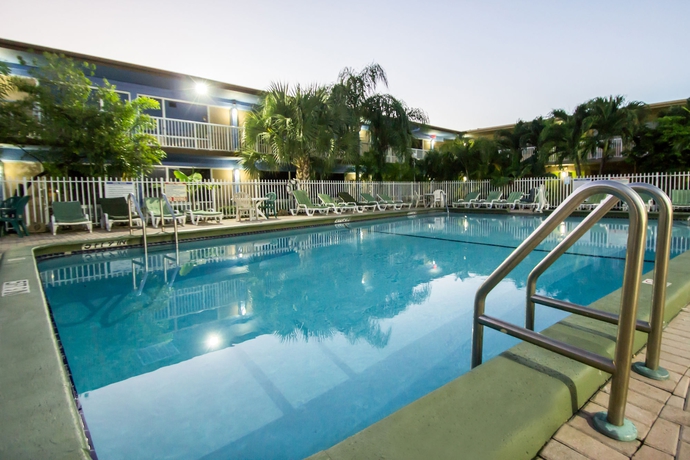 Imagen de la piscina del Hotel Rodeway Inn and Suites Fort Lauderdale Airport and Cruise Port. Foto 16