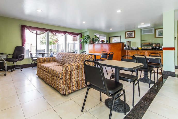 Imagen de los interiores del Hotel Rodeway Inn and Suites, Hayward. Foto 19