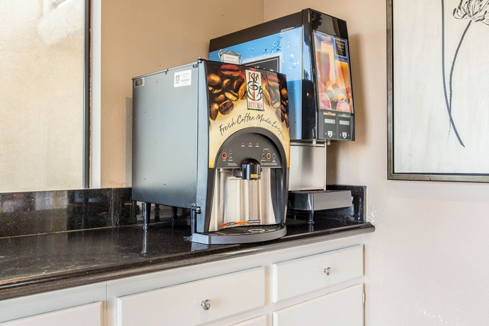 Imagen del bar/restaurante del Hotel Rodeway Inn and Suites, Inglewood. Foto 4