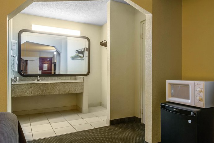 Imagen de la habitación del Hotel Rodeway Inn and Suites, Marietta. Foto 11