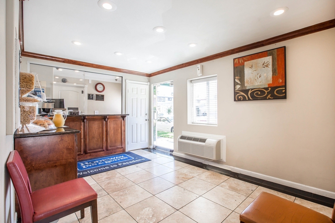 Imagen de los interiores del Hotel Rodeway Inn and Suites Pasadena. Foto 16