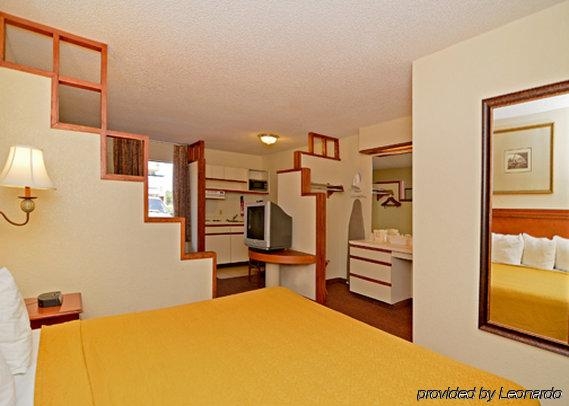 Imagen general del Hotel Rodeway Inn and Suites South Of Fiesta Park. Foto 2