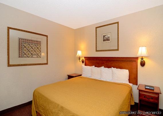 Imagen general del Hotel Rodeway Inn and Suites South Of Fiesta Park. Foto 3