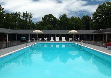Imagen de la piscina del Hotel Rodeway Inn and Suites Williamsburg. Foto 5