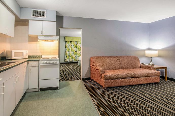 Imagen de la habitación del Hotel Rodeway Inn and Suites Winter Haven Chain Of Lakes. Foto 9