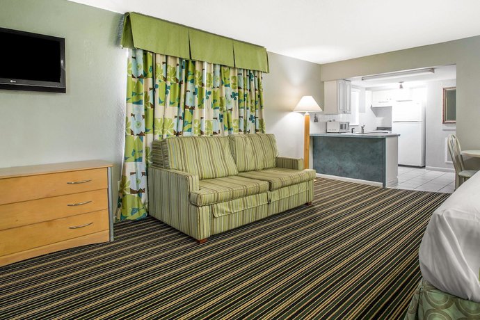 Imagen de la habitación del Hotel Rodeway Inn and Suites Winter Haven Chain Of Lakes. Foto 14