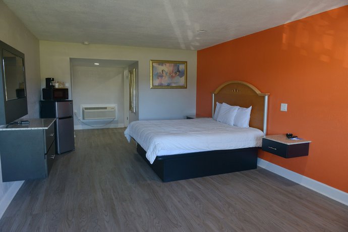 Imagen de la habitación del Hotel Rodeway Inn and Suites Winter Haven Chain Of Lakes. Foto 17