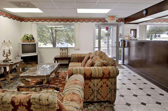 Imagen de los interiores del Hotel Rodeway Inn de Concord. Foto 11
