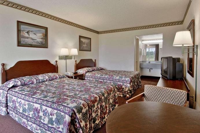 Imagen de la habitación del Hotel Rodeway Inn de Concord. Foto 7