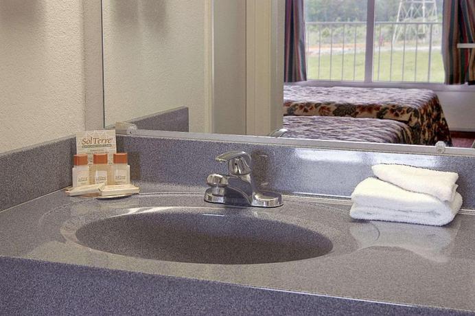 Imagen de la habitación del Hotel Rodeway Inn de Concord. Foto 8