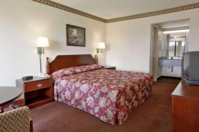 Imagen de la habitación del Hotel Rodeway Inn de Concord. Foto 9