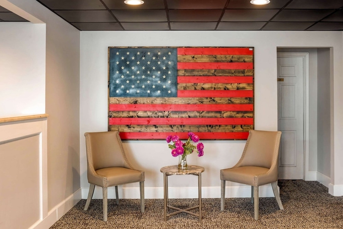 Imagen de los interiores del Hotel Rodeway inn & Suites Fort Rucker. Foto 17