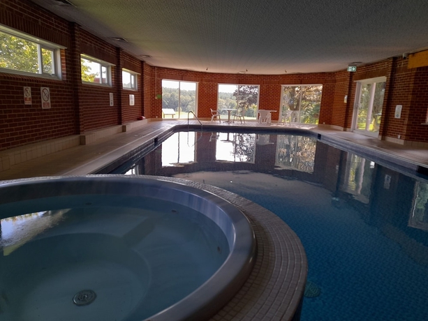 Imagen de la piscina del Hotel Roffey Park Institute. Foto 17