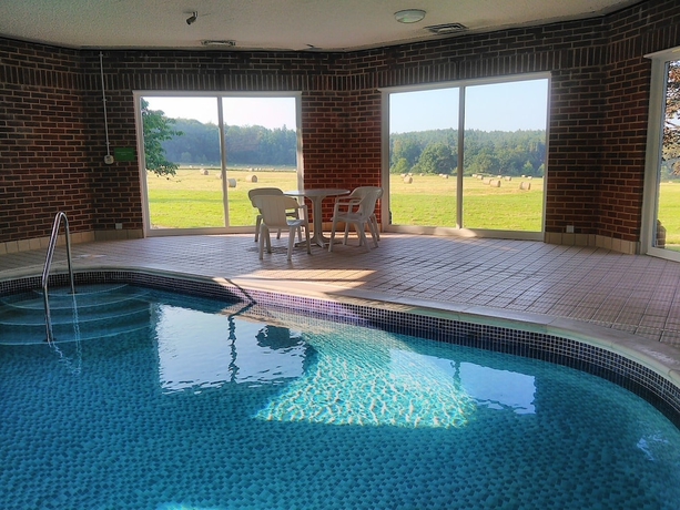 Imagen de la piscina del Hotel Roffey Park Institute. Foto 18