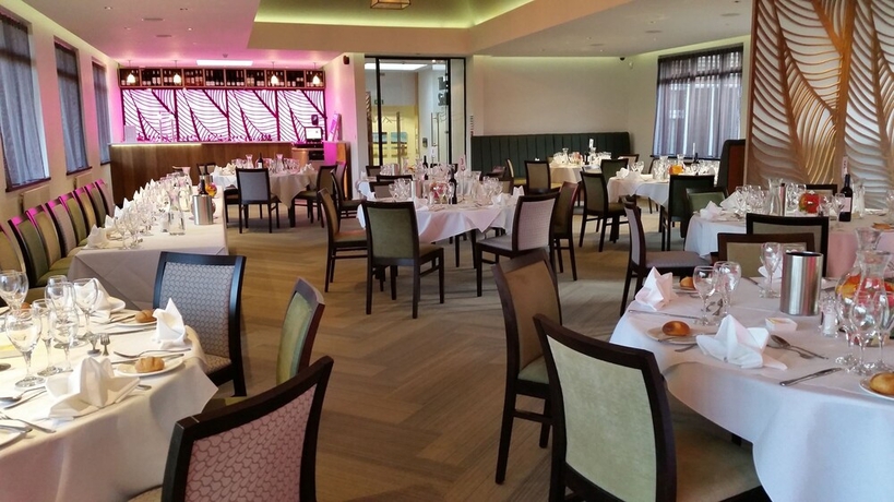 Imagen del bar/restaurante del Hotel Roffey Park Institute. Foto 2