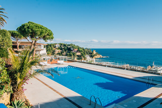 Imagen de la piscina del Hotel Roger De Flor Seleqtta. Foto 77