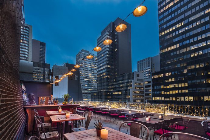 Imagen del bar/restaurante del Hotel Roger Smith. Foto 12