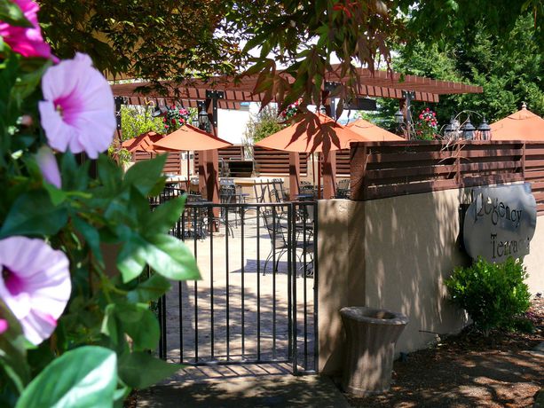 Imagen de los interiores del Hotel Rogue Regency Inn and Suites. Foto 9