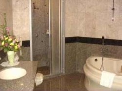 Imagen de la habitación del Hotel Roi-Et City Hotel. Foto 5