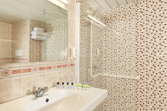 Imagen de la habitación del Hotel Roissy Lourdes. Foto 5