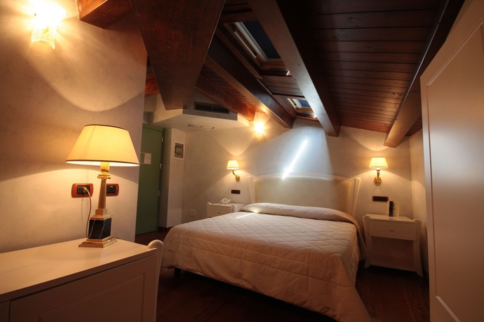 Imagen de los interiores del Hotel Rojan. Foto 9