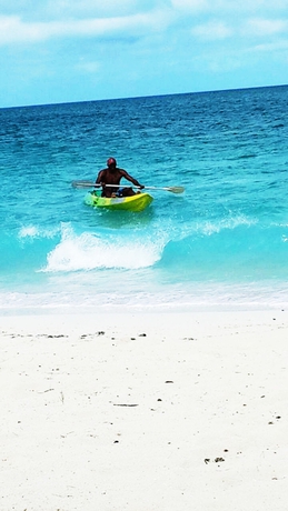 Imagen de los exteriores del Hotel Rollezz Villas Beach Resort. Foto 9