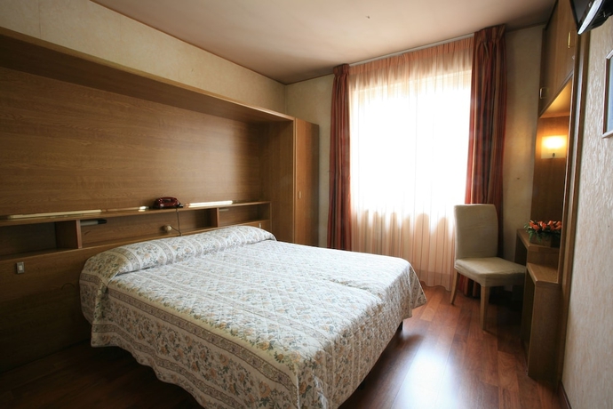 Imagen de la habitación del Hotel Roma, Aosta. Foto 11