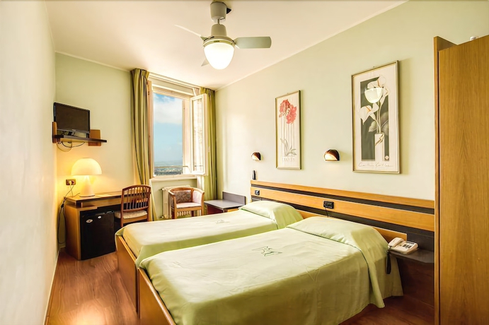 Imagen de la habitación del Hotel Roma, Asis. Foto 2