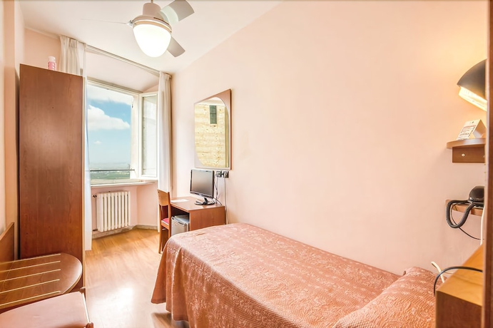 Imagen de la habitación del Hotel Roma, Asis. Foto 4