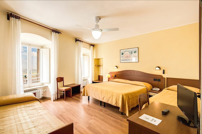Imagen de la habitación del Hotel Roma, Asis. Foto 6