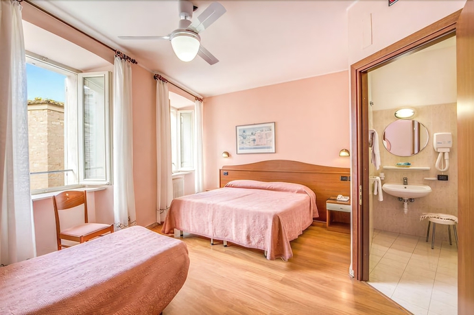 Imagen de la habitación del Hotel Roma, Asis. Foto 8