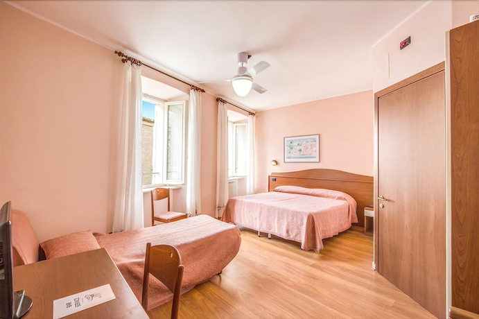 Imagen de la habitación del Hotel Roma, Asis. Foto 9