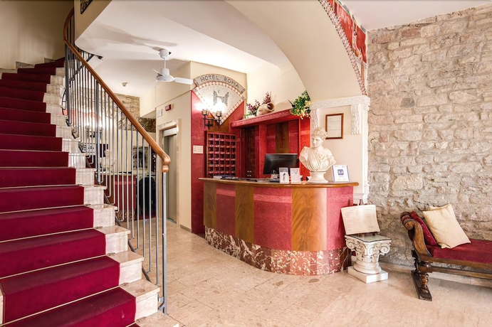 Imagen de los interiores del Hotel Roma, Asis. Foto 18