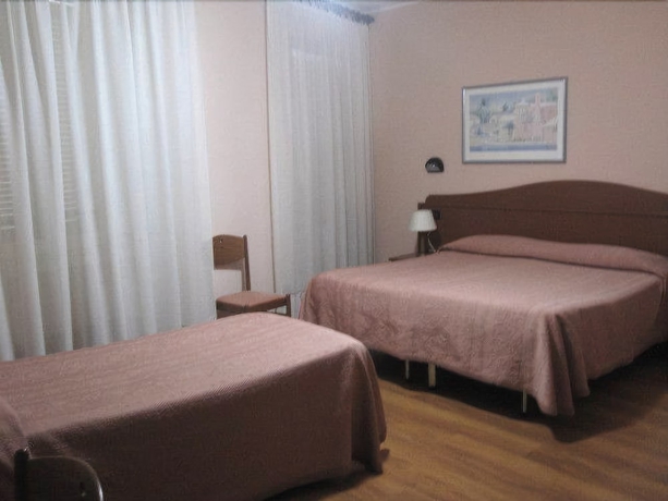 Imagen de la habitación del Hotel Roma, Asis. Foto 10