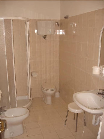 Imagen de la habitación del Hotel Roma, Asis. Foto 13