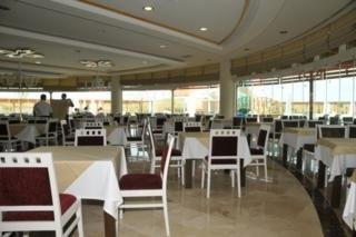 Imagen del bar/restaurante del Hotel Roma Beach Resort and Spa. Foto 11