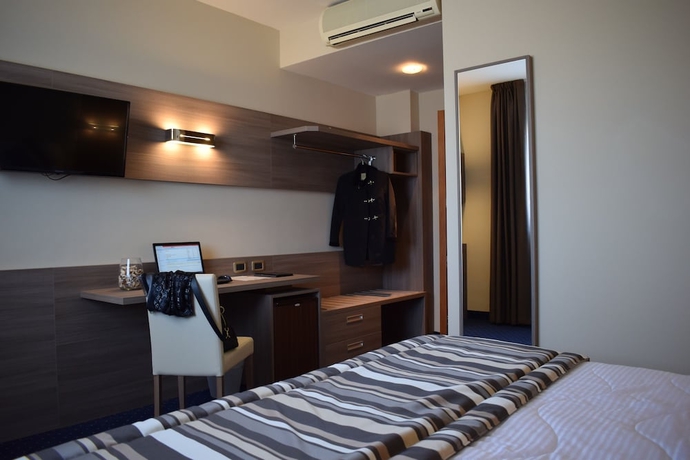 Imagen de la habitación del Hotel Roma Domus. Foto 5