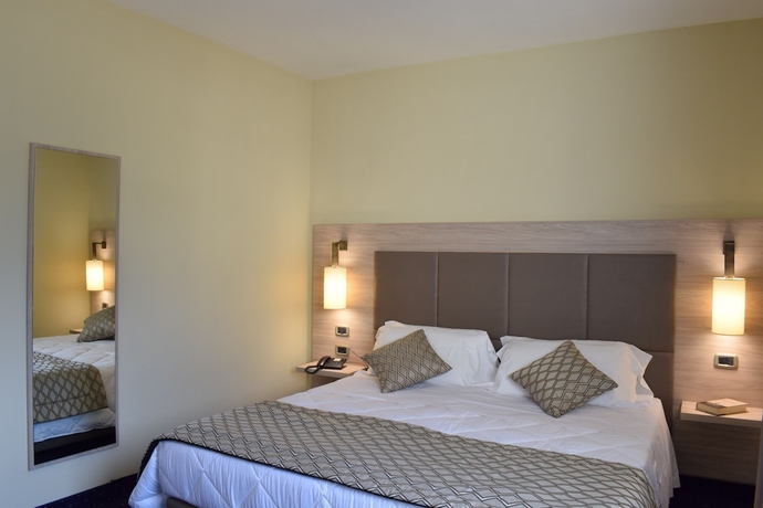 Imagen de la habitación del Hotel Roma Domus. Foto 6