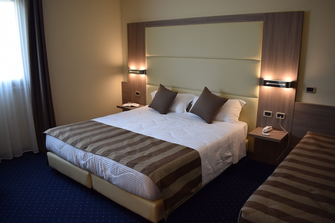 Imagen de la habitación del Hotel Roma Domus. Foto 11