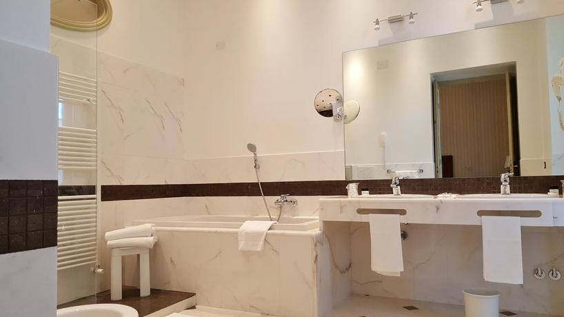 Imagen de la habitación del Hotel Roma E Rocca Cavour. Foto 2